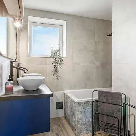 3 Bedroom Gorgeous In Сasa de vacaciones Podamirowo