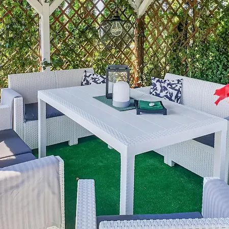 別荘 3 Bedroom Lovely Home In Podamirowo *